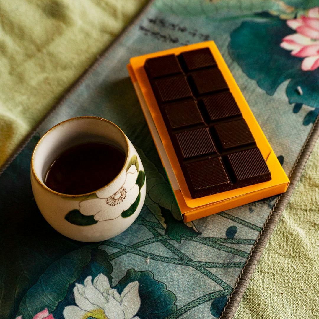 tavoletta di cioccolato e tè