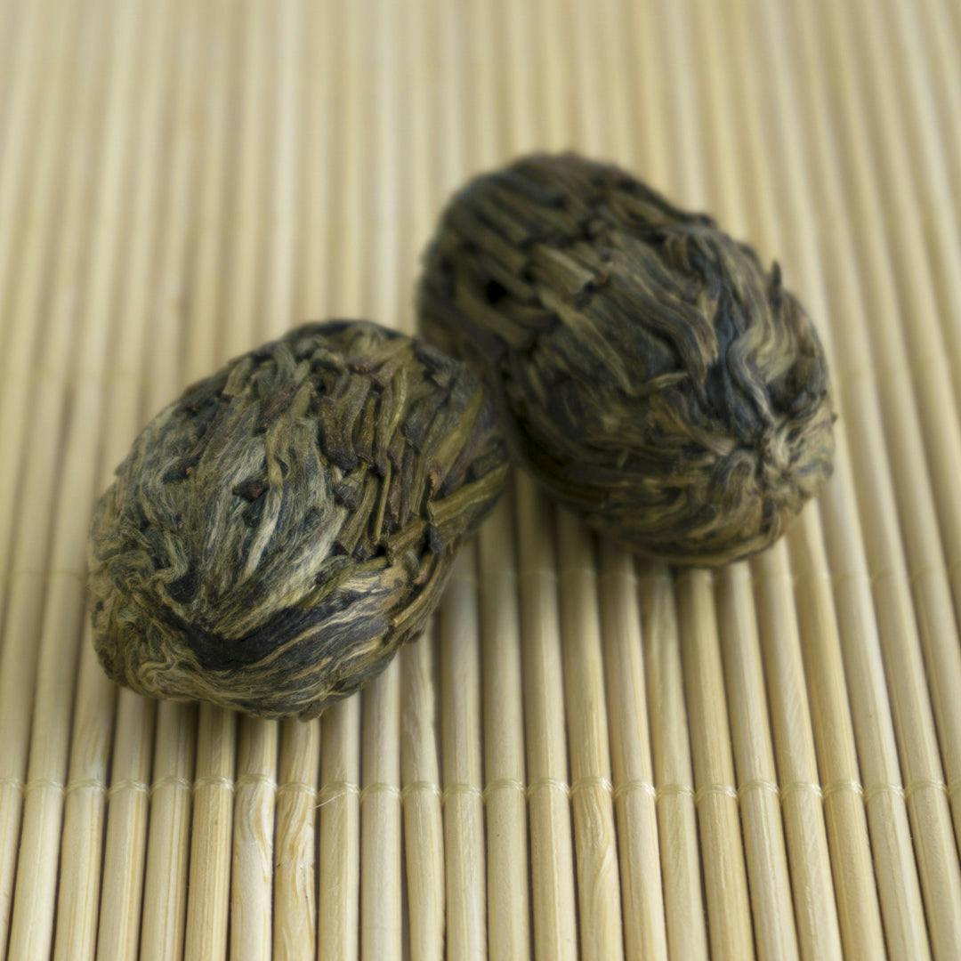 Fiori di tè con foglie di tè verde, fiori di calendula e gelsomino