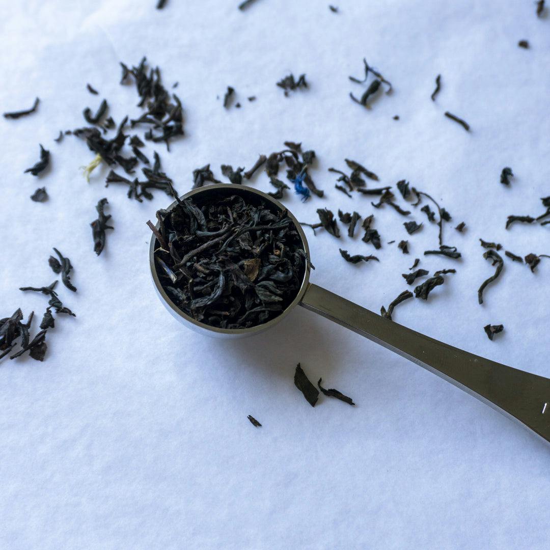 cucchiaino per misurare la quantità di foglie di tè