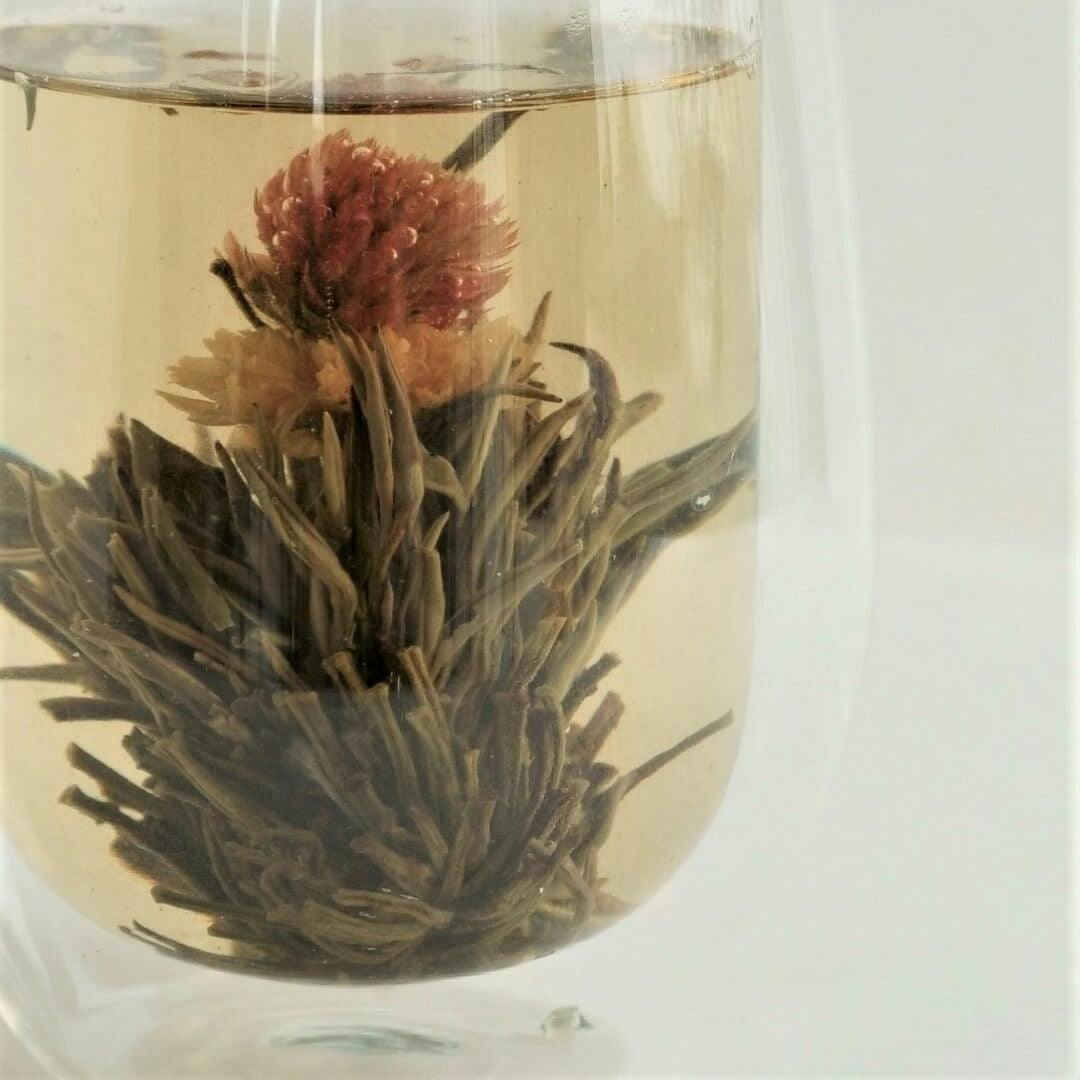 Tea bouquet con fiori di gelsomino, calendula e foglie di tè verde