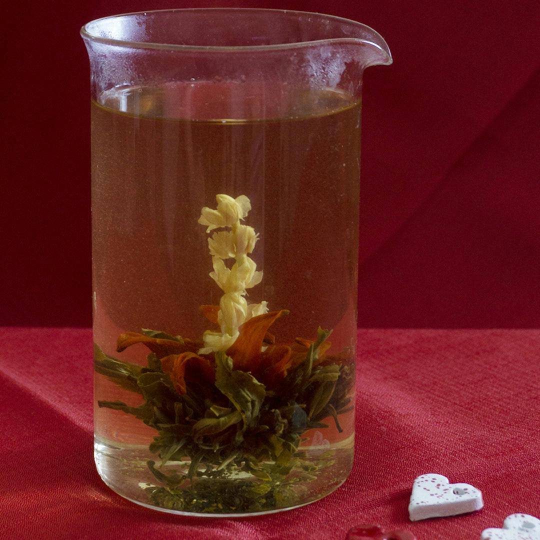 Tea bouquet infuso con fiori di gelsomino e foglie di tè verde