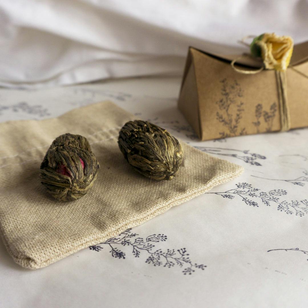 Tea bouquets fatti a mano con fiori e foglie di tè intrecciati