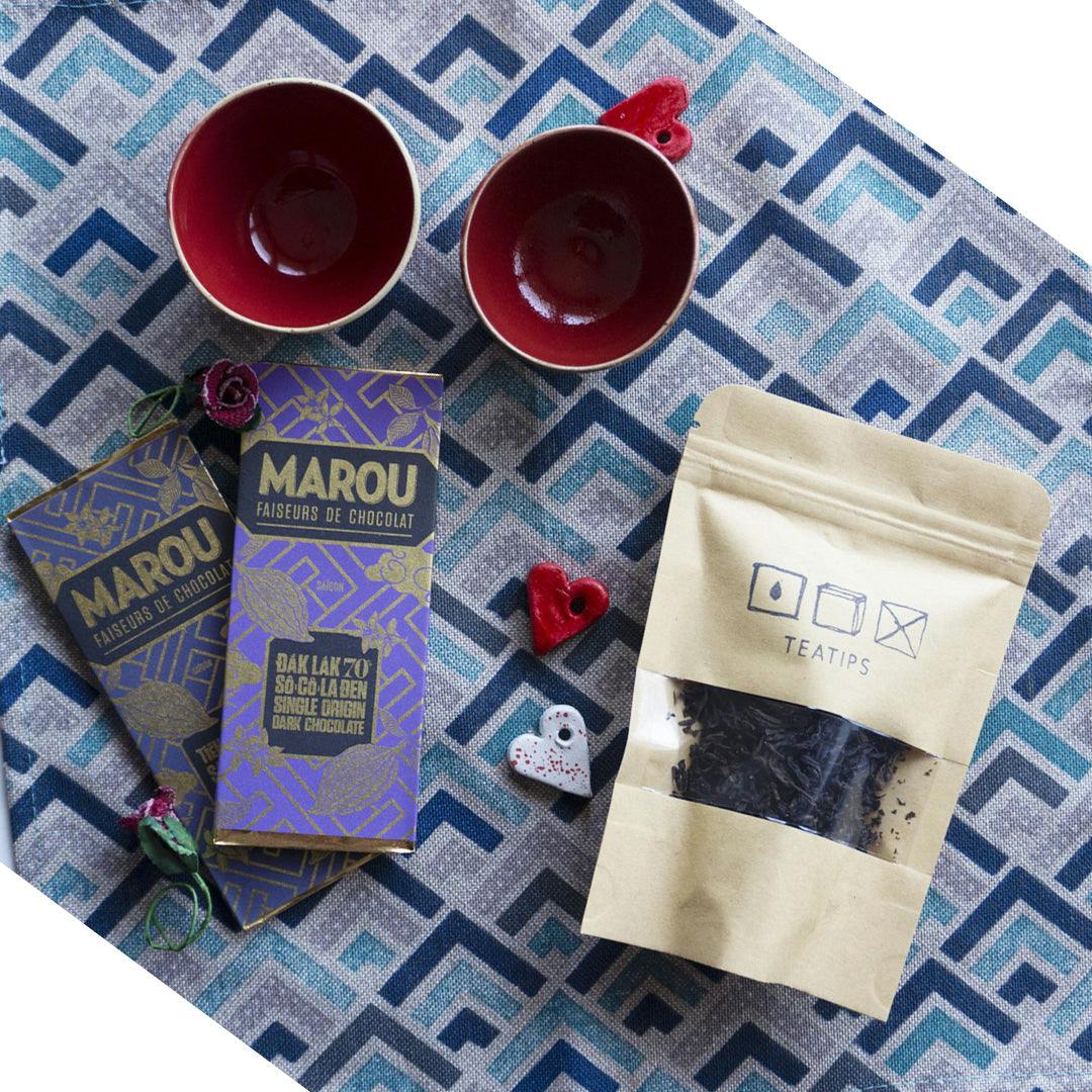 Box regalo tè e cioccolato con tazzine rosse e tovaglietta Waves
