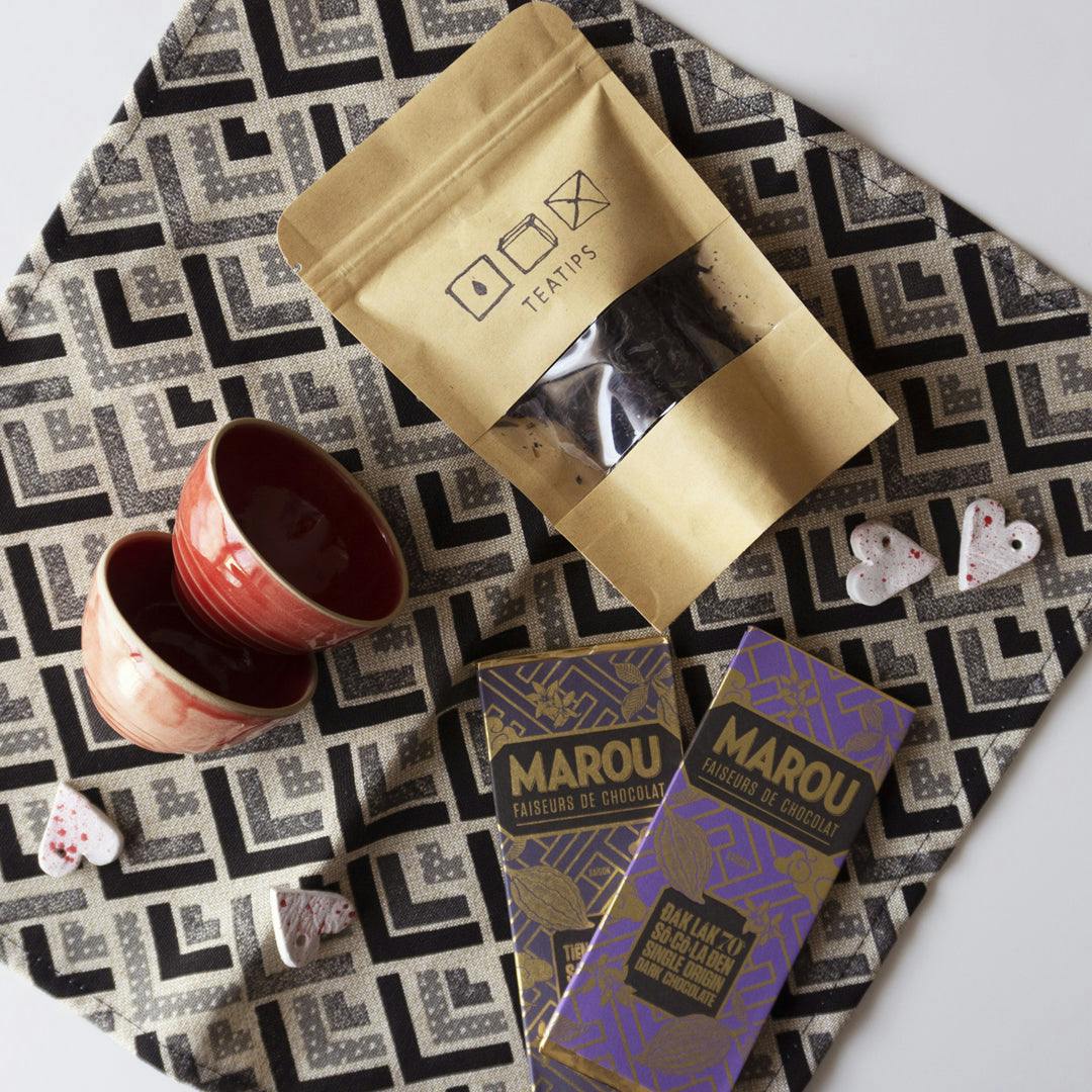 Box regalo tè e cioccolato con tazzine rosse e tovaglietta Minimal