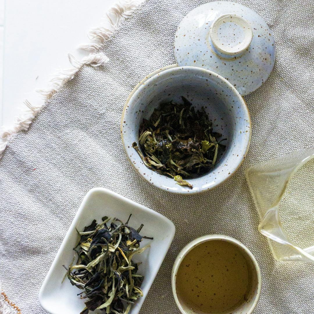 Foglie e preparazione tè bianco cinese White Moonlight